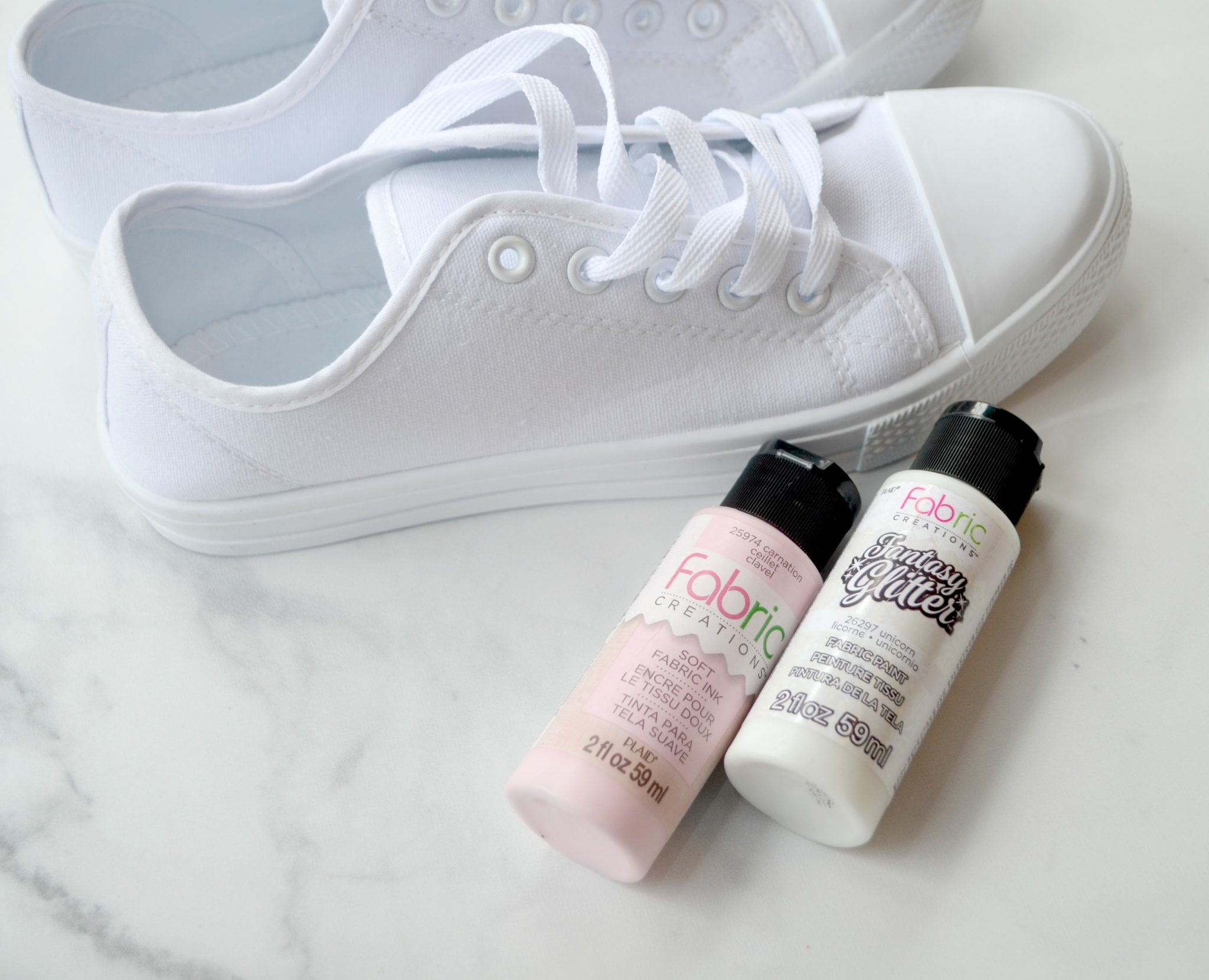 DIY shoes makeover idea - Decorate old sneakers with lace!