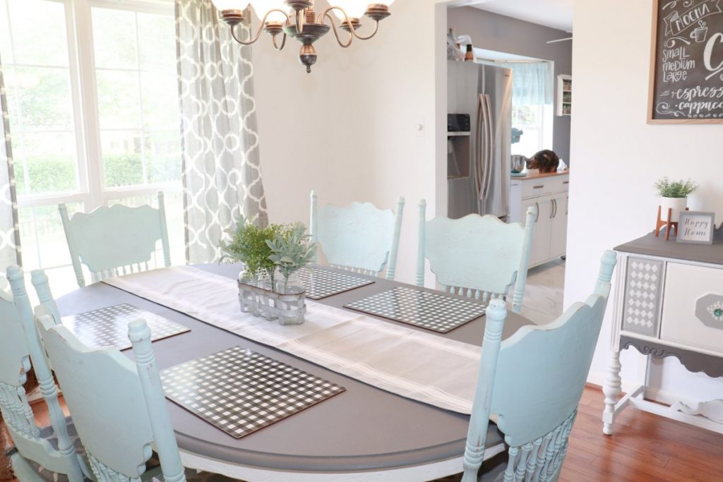Image contains a farmhouse style dining room.