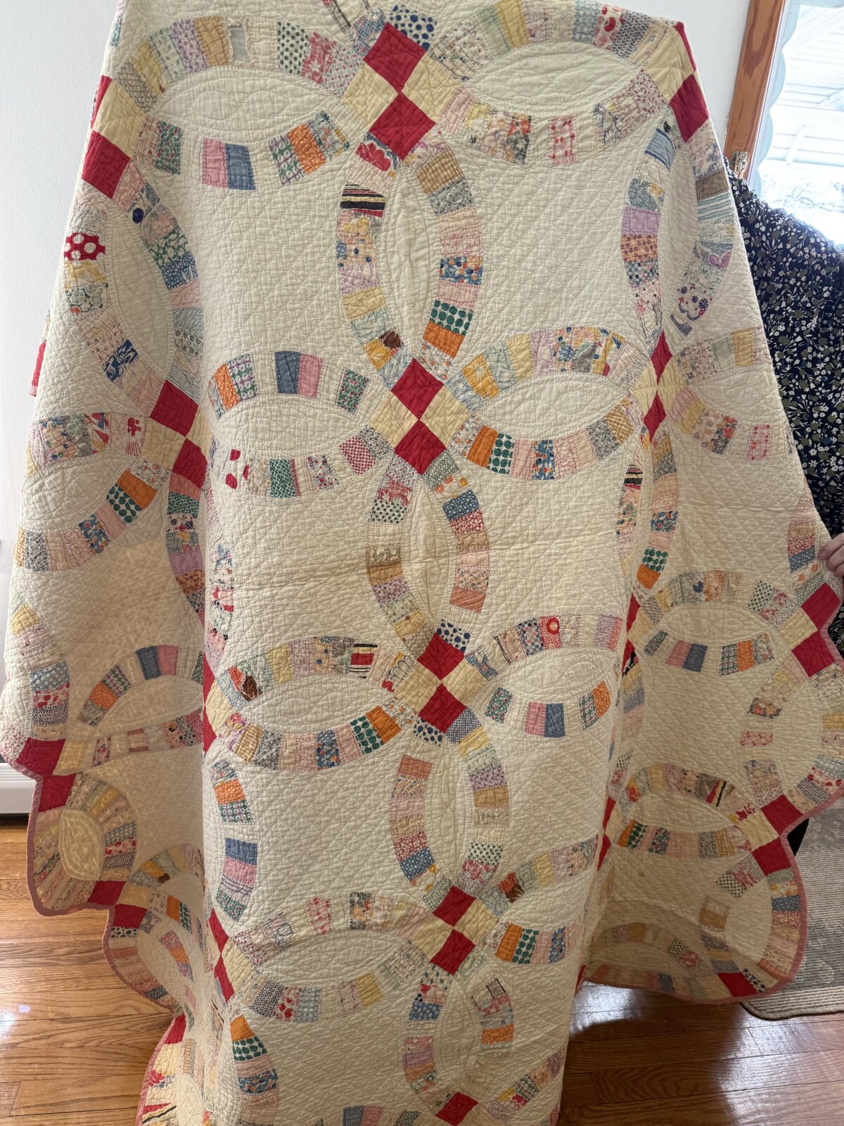 Image contains a vintage double wedding ring quilt.